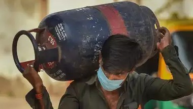 LPG Cylinder Price Hike: గ్యాస్‌ మంట.. 19 కిలోల వాణిజ్య సిలిండర్‌ ధరపై రూ.21 పెంపు.. హైదరాబాద్‌లో రూ.2024.5కు చేరిన గ్యాస్ బండ ధర
